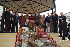 Familiares de Ana Córdoba y representantes institucionales en el templete de música